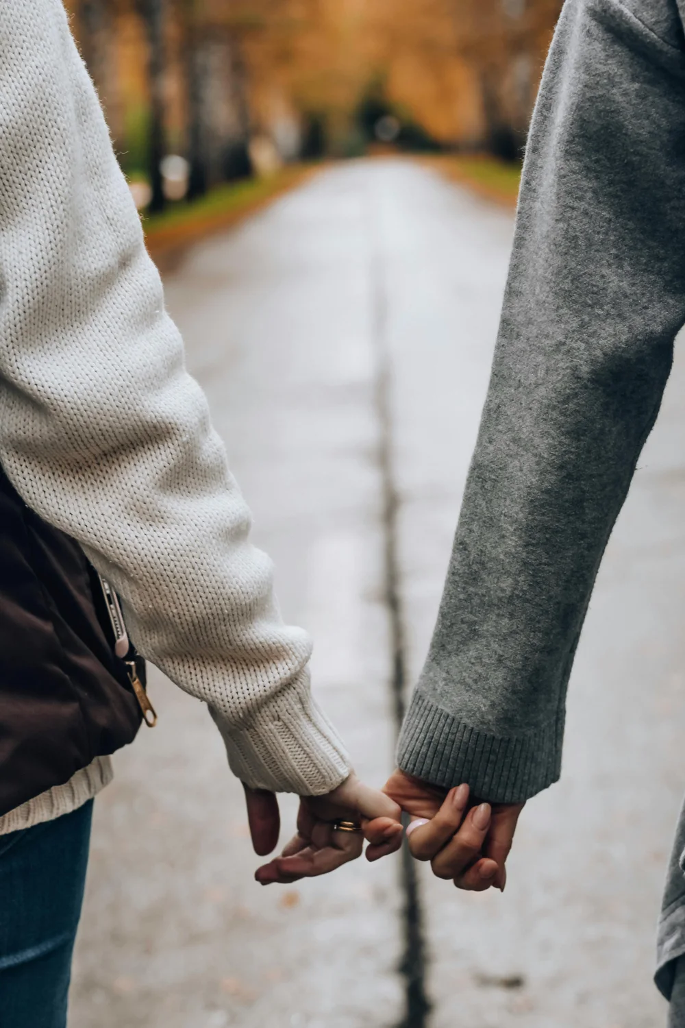 Dos personas caminan de la mano